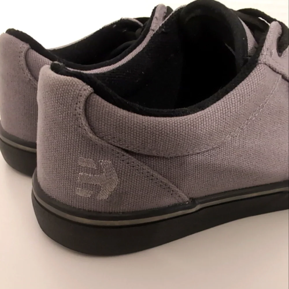 Etnies Gray and Black Sneakers barge LS‎ Men's Size 8.5